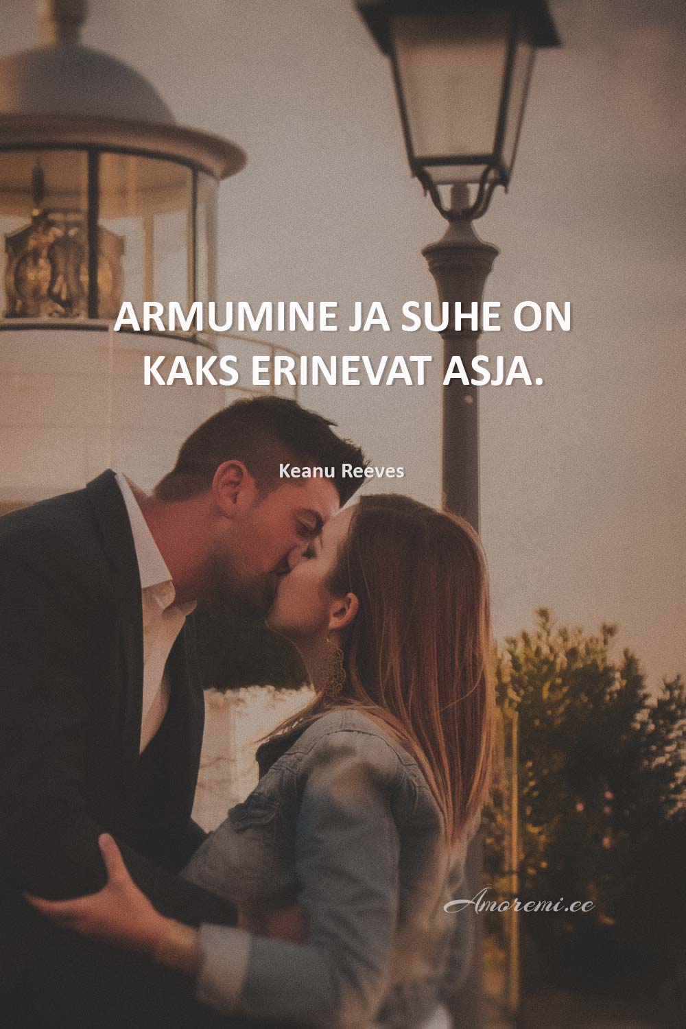Tsitaadid suhetest: paar suudleb