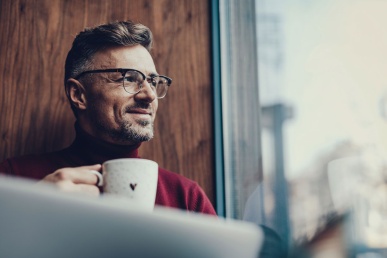 Vallaline mees südamega kohvitassiga