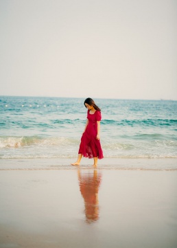 Armastust otsides: üksik naine rannal